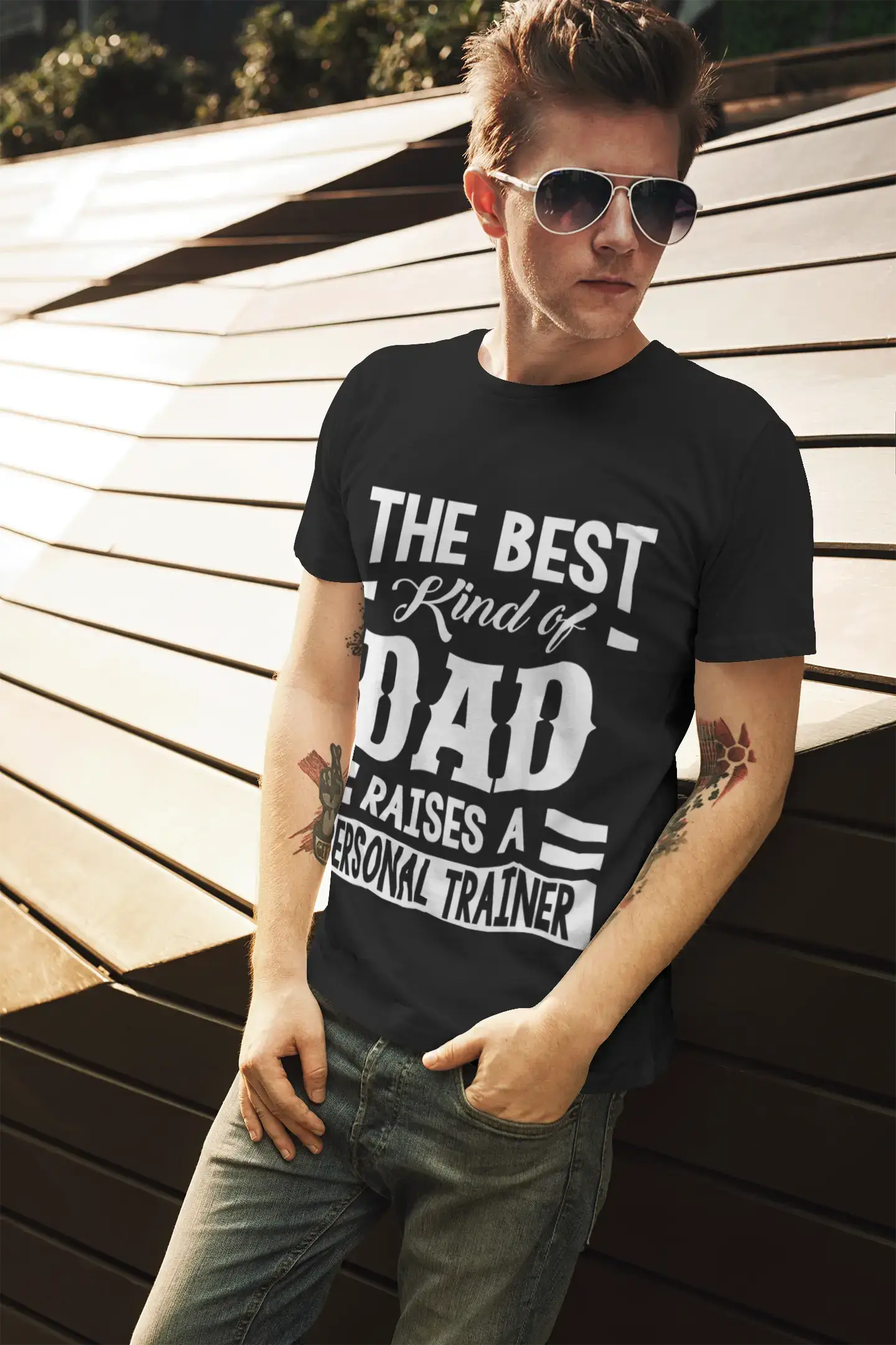 ULTRABASIC Herren-Grafik-T-Shirt „Dad Raises a Personal Trainer“.