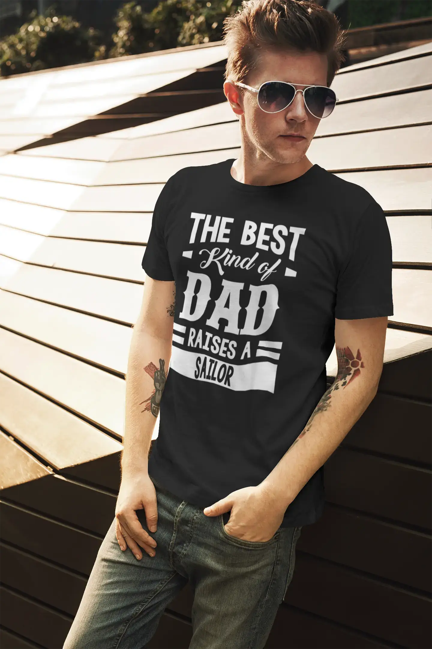 ULTRABASIC Herren-Grafik-T-Shirt „Dad Raises a Sailor“.