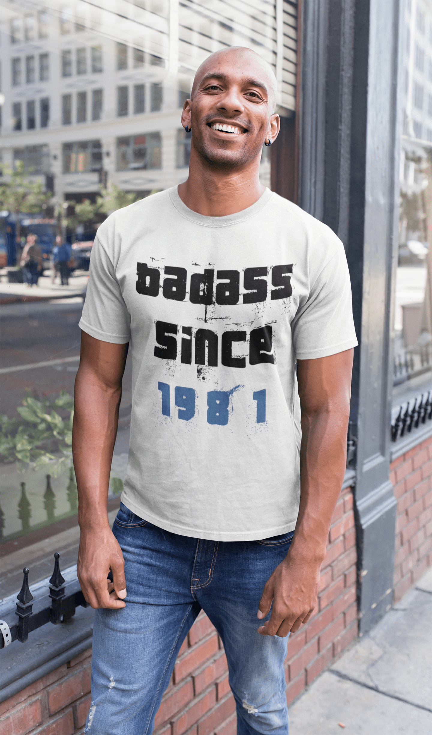• Badass Since 1981 T-shirt Homme Blanc Cadeau d'anniversaire Col Rond 00429