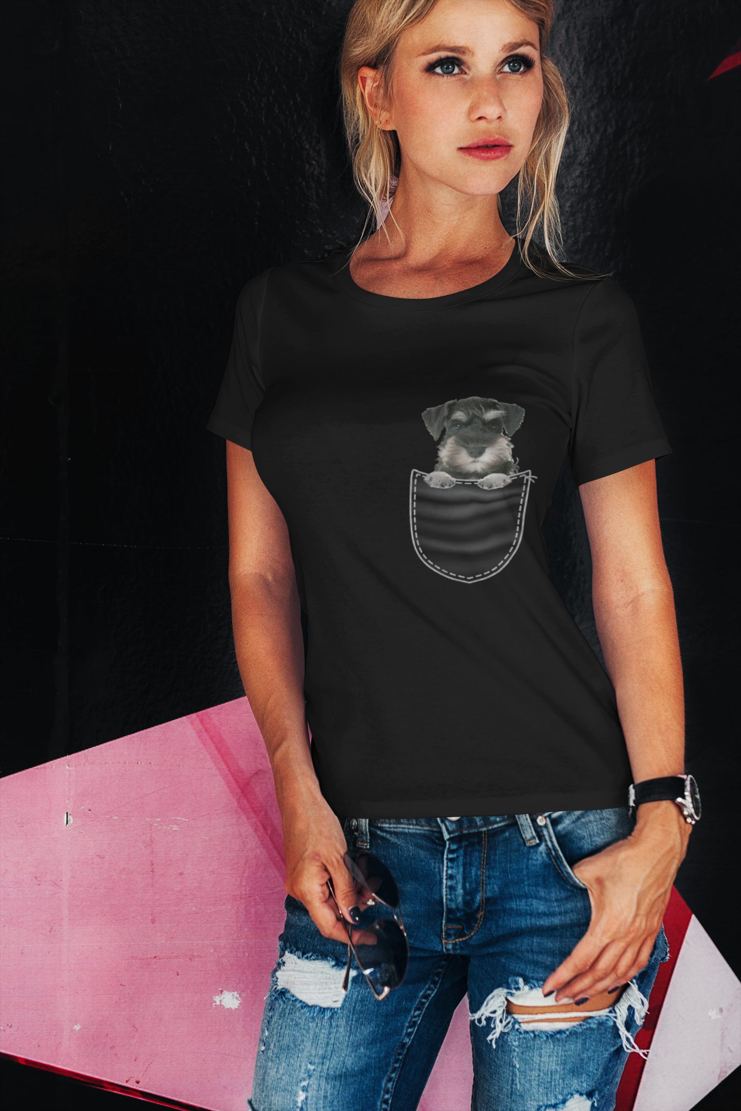 ULTRABASIC Grafik-Damen-T-Shirt Schnauzer – süßer Hund in der Tasche