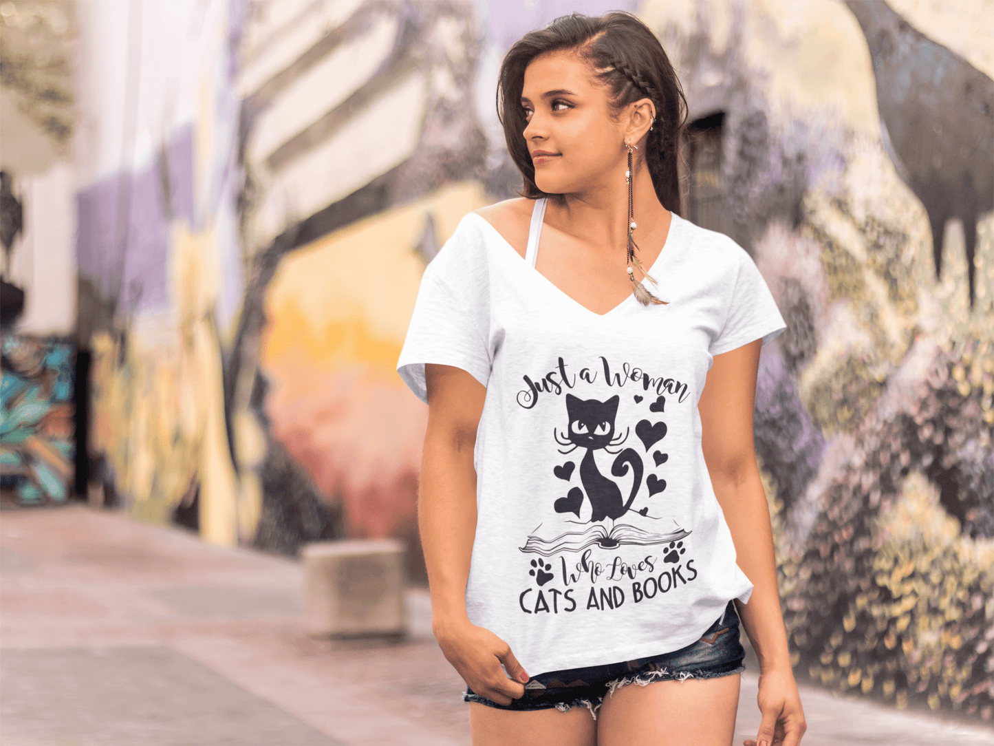 ULTRABASIC Damen-T-Shirt „Just a Woman Who Loves Cats and Books“ – Lustiges Kätzchen-Shirt für Katzenliebhaber